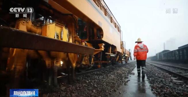應(yīng)對極端天氣 鐵路部門全面加強(qiáng)設(shè)備檢修筑牢安全防線